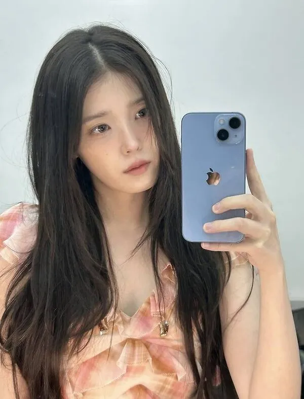 IU（アイユー）、すっぴんで森の妖精のようなビジュアルを披露－遅れてきた誕生日パーティー
