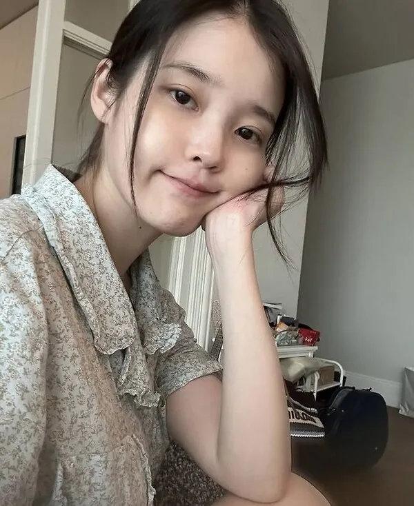 IU（アイユー）、すっぴんで森の妖精のようなビジュアルを披露－遅れてきた誕生日パーティー