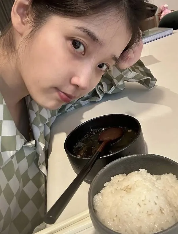 IU（アイユー）、すっぴんで森の妖精のようなビジュアルを披露－遅れてきた誕生日パーティー