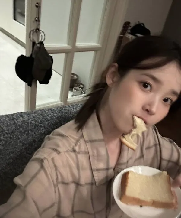 IU（アイユー）、すっぴんで森の妖精のようなビジュアルを披露－遅れてきた誕生日パーティー