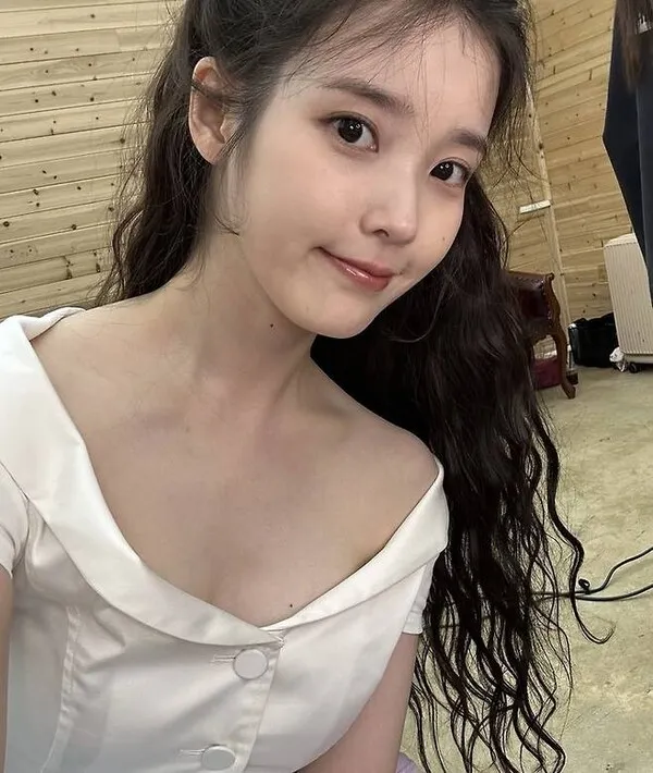 IU（アイユー）、すっぴんで森の妖精のようなビジュアルを披露－遅れてきた誕生日パーティー