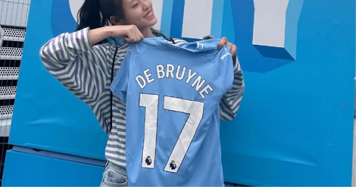 Seolhyun shows no special treatment, cheering in Man City jersey from general stands