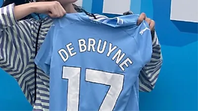 Seolhyun gây ấn tượng khi mặc áo đấu Man City cổ vũ tại khán đài phổ thông