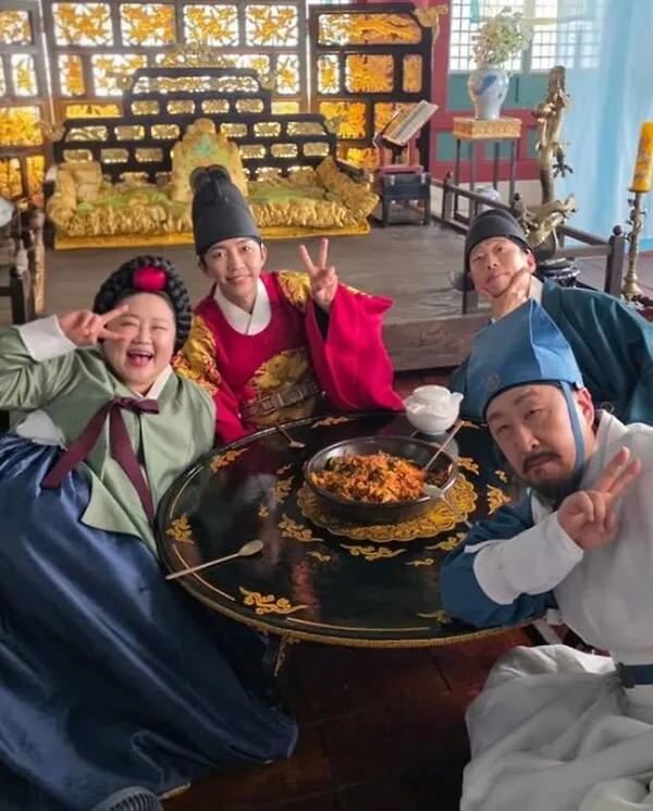 Lim Young-woong plays king and royal taster alongside Hong Yoon-hwa, Hyun Bong-sik, and Yoon Byung-hee