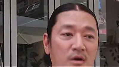 Bobby Kim, 53 tuổi làm thêm tại quán cà phê để mua sữa cho con gái