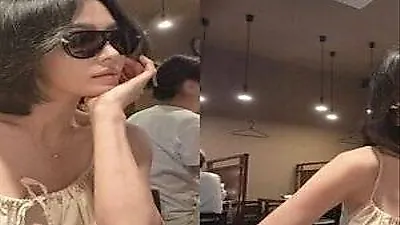 Song Hye Kyo biến đường phố Nhật Bản thành sàn runway