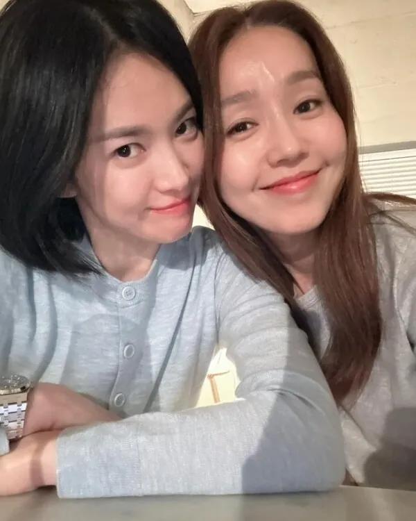 Song Hye Kyo 'Vị tướng của chúng ta' - Tình bạn 30 năm với Lee Jin của nhóm Fin.K.L