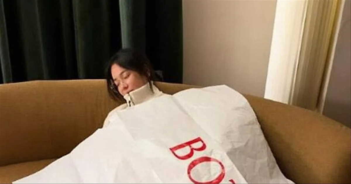 宋慧乔将Bottega Veneta包装纸当“被子”盖，展现随性可爱一面