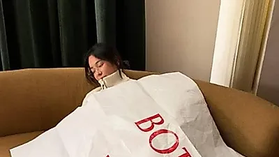 宋慧乔将Bottega Veneta包装纸当“被子”盖，展现随性可爱一面