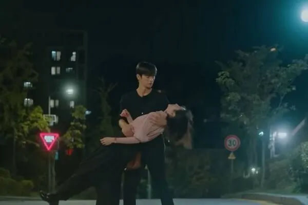 Ngày mai vẫn phải đi làm! Câu chuyện về sự cô lập và cứu rỗi của nhân viên văn phòng gây sốt ngay từ đầu