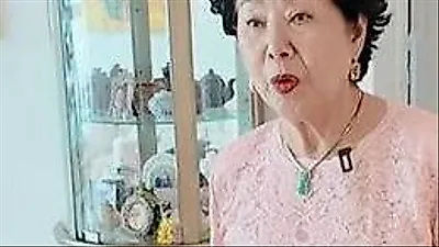 Actress Sunwoo Yong-nyeo's secret to luxury fashion for less