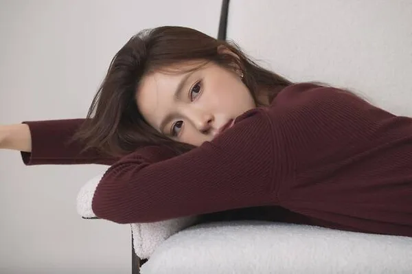 Shin Se-kyung khoác lên mình phong cách mùa thu đầy thanh lịch, "vẻ đẹp thuần khiết càng thêm sâu lắng"