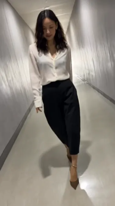 Lee Hyori tỏa sáng với thần thái biến hành lang thành sàn runway