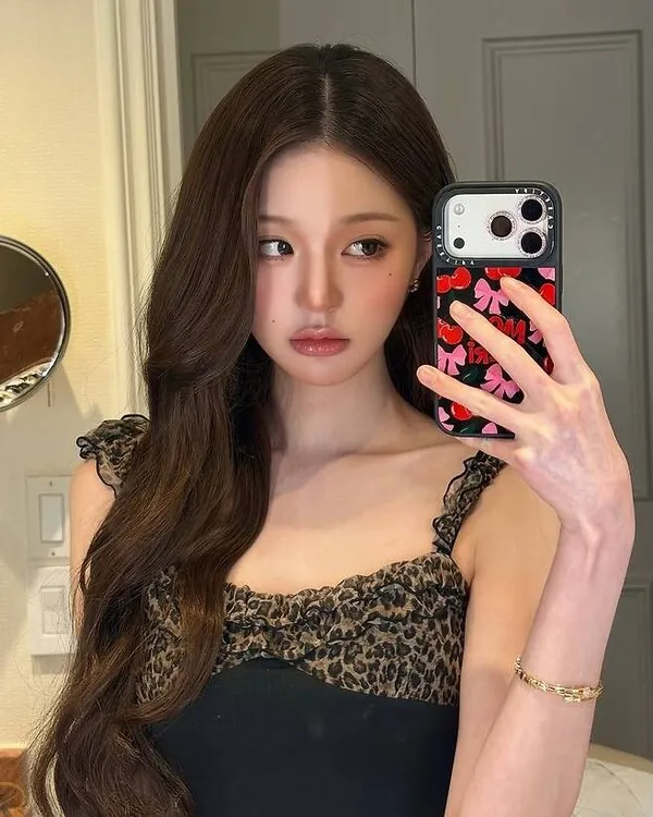 Jang Won-young IVE khoe ảnh selfie trước gương đầy tự tin như thể biết mình là 'người đẹp nhất thế gian'