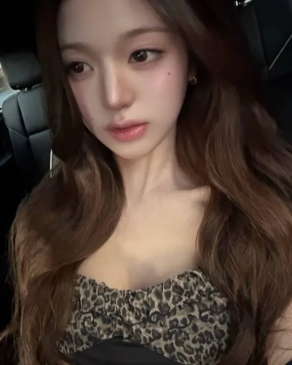Jang Won-young IVE đăng ảnh selfie trước gương đầy tự tin với nhan sắc 'đẹp nhất thế gian'
