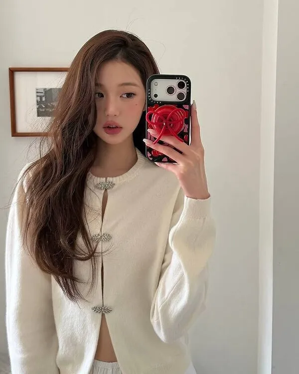 Jang Won-young IVE đăng ảnh selfie trước gương đầy tự tin như thể biết mình là 'người đẹp nhất thế giới'
