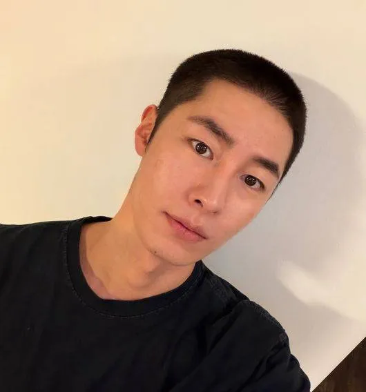 Lee Jae-wook đang thực hiện nghĩa vụ quân sự - Gen di truyền từ mẹ và chị gái chứng minh nhan sắc 188cm