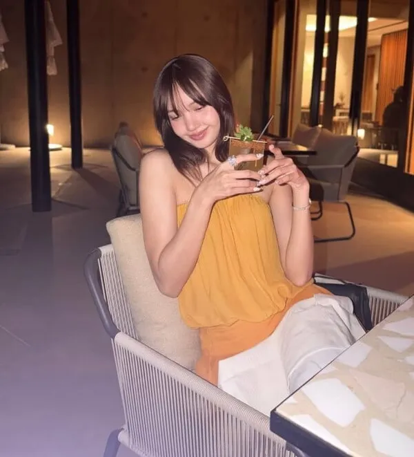 BLACKPINKリサ、ファンへ謝罪後にビキニ姿でラグジュアリーな休息を公開