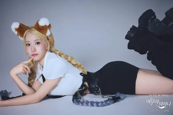 17-year-old Oh Yu-jin, born in '84, transforms into a blonde fox in 'Fox, What Are You Doing?'