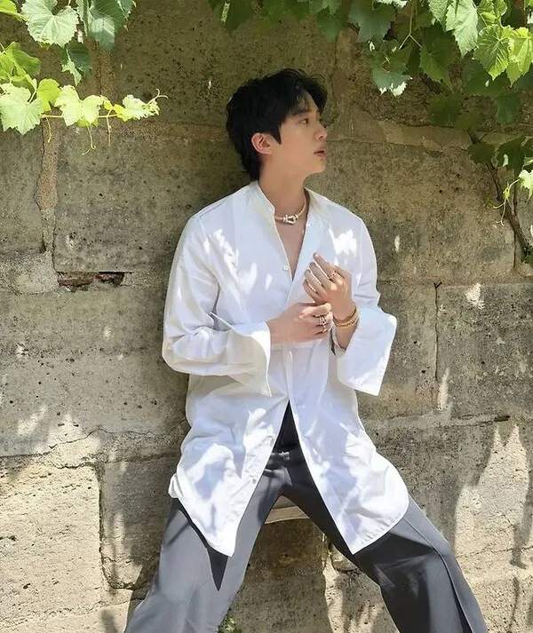 BTSジン、パリの古城に現れた「惑わされる幻想の王子様」