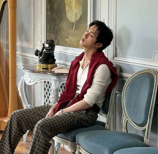 BTSジン、パリの古城に現れた「惑わされる幻想の王子様」