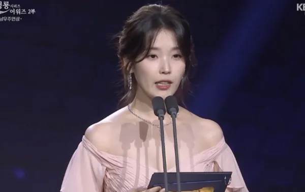 IU, người từng cần được nghỉ ngơi, nay đã trở lại sân khấu - Blue Dragon Series Awards