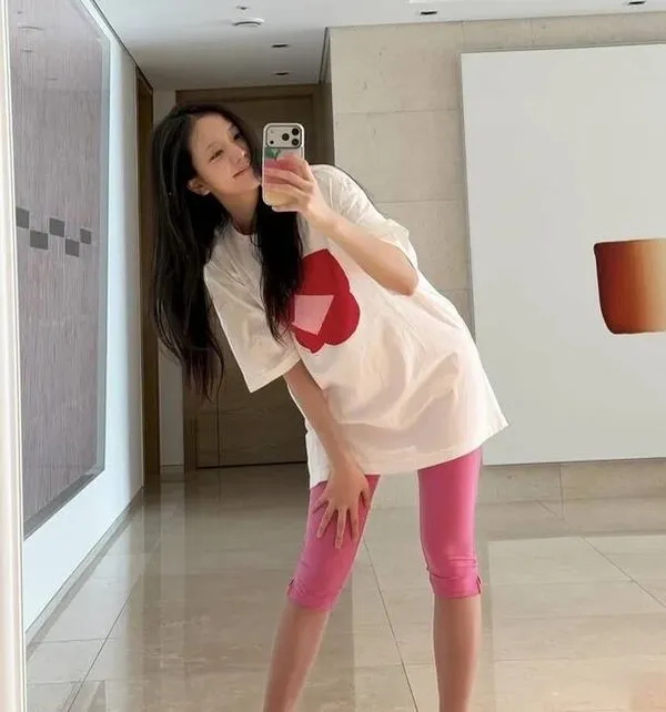 BLACKPINKジス、自宅に数十億ウォンの美術品？公開された日常から垣間見えるアートへのこだわり
