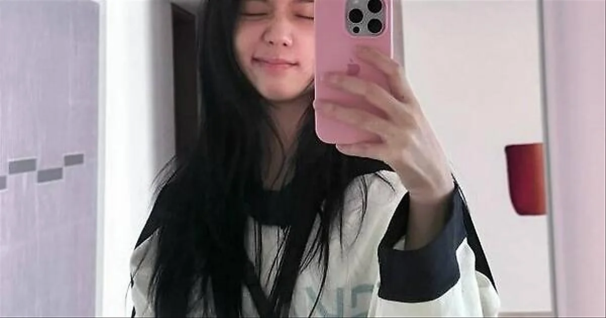 Blackpink's Jisoo reveals high-end art collection in home selfies
