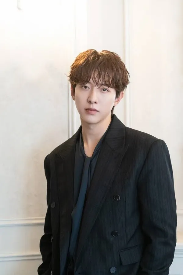 CNBLUE's Lee Jung-shin Transforms into a Pediatrician, Building a Solid Acting Career