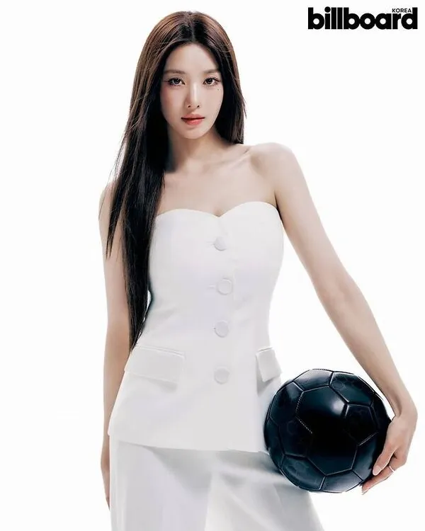 Kwon Eun-bi cheers for Korean national team in World Cup match against Czech Republic
