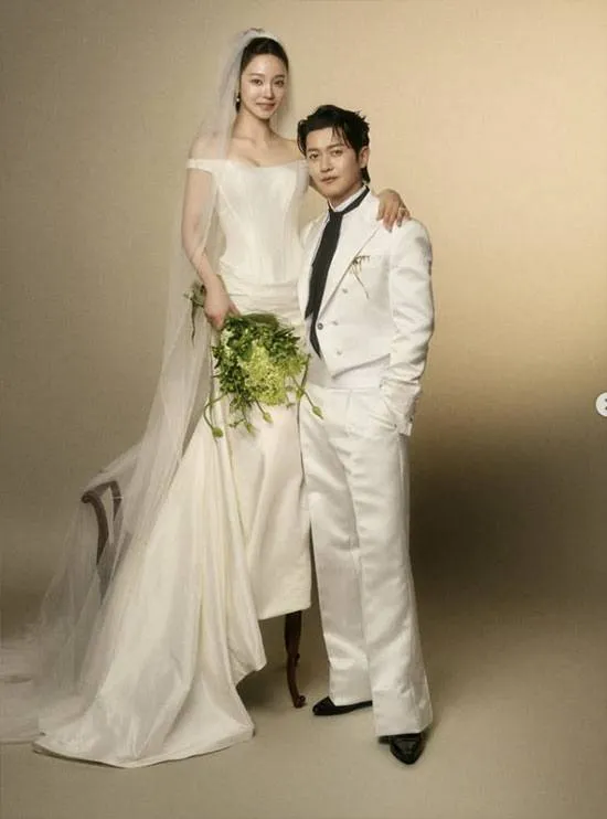 Noel Kang Kyun-sung và Yoo Ha-jin gây ấn tượng với bộ ảnh cưới 'Đôi mắt bình minh'