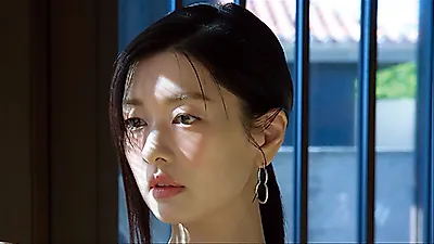 Jung So-min radiates elegance in Okinawa photoshoot