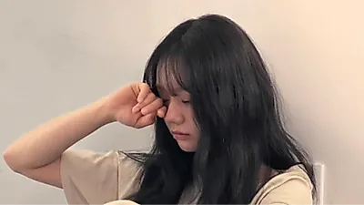 Hyeri Shares Photos Wiping Tears Following Belly Fat Controversy, Including Dinner Outings