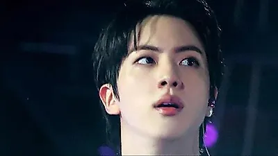 Áo thun của Jin BTS gây sốt, khiến cả Chicago phải 'ngả mũ'
