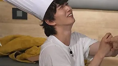 Yu Seung-ho quỳ gối vì bóng bàn, Young K ăn sạch 8 bát cơm