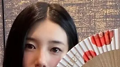 Bae Suzy gây mê với vẻ đẹp mộng mơ trong bộ váy đỏ quyến rũ