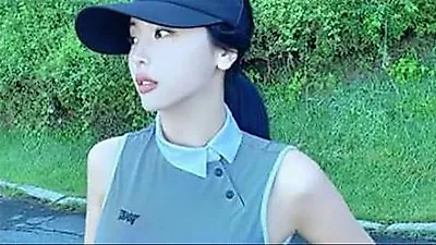洪真英身着高尔夫球服公开近况，引发怀孕传闻旧事重提