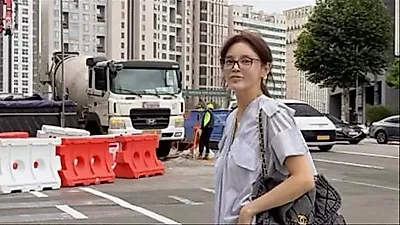 Park Si Yeon gây chú ý với phong cách skinny jeans khi tái xuất