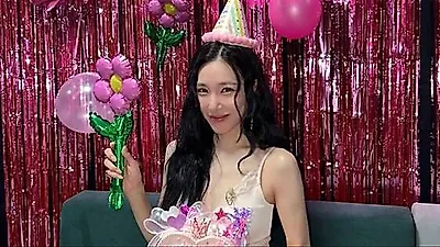 ティファニー・ヤング、ピョン・ヨハンとの結婚後初の誕生日を祝う「幸せな8月の初日」