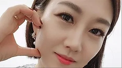 Jang Yoon-jeong marks 27th debut anniversary with new song amid family crisis
