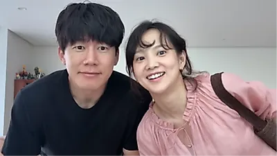 キム・ムヨル、Netflix『真教育』では強気な男、妻ユン・スンアの前では甘い顔？