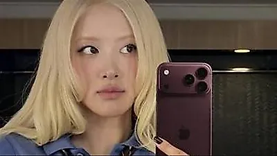 Rosé cầm iPhone khiến Samsung phải lên tiếng: Mối nhân duyên 7 năm trước