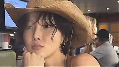 Hwasa showcases bold Western style during Texas tour stop