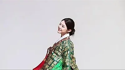 第70届韩国小姐“真”Woo Seo Yun身着韩服，展现175cm高挑姿态