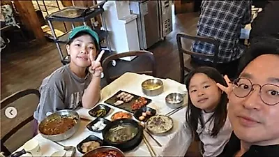 李允芝丈夫牙医Jung Han Ul与两女儿尽情享用美食
