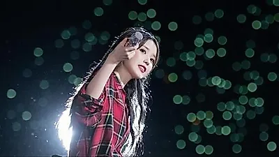 IU tìm đến rạp chiếu phim dù sức khỏe giảm sút: 'Không thể bỏ lỡ người hâm mộ'
