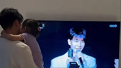 Lee Seung-gi hạnh phúc khi giành chiến thắng trên Immortal Songs và nhận nụ hôn từ con gái 2 tuổi