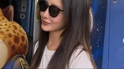 Kim Hee-sun stuns with ageless beauty on Chinese subway