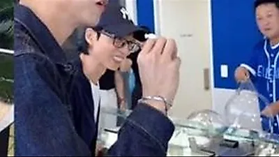 刘在石因病取消录制后现身郑埻夏新店，消瘦面容引发关注