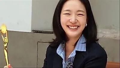 Kim Go-eun's manager accidentally scratches Grand Prize trophy